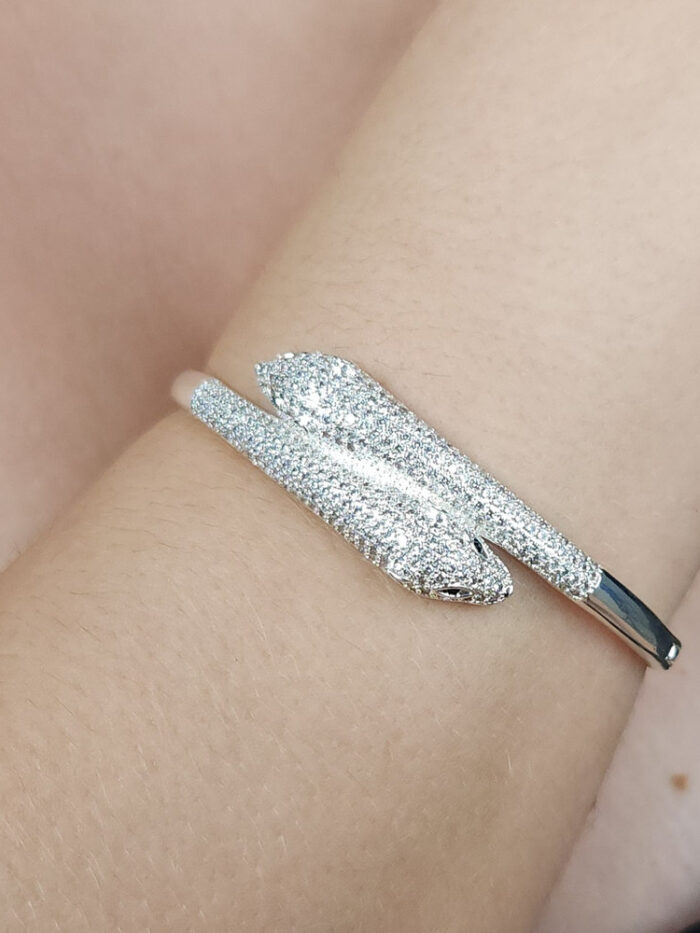 Bracelete cravejado detalhado