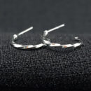 Brinco argolinha detalhe torcido