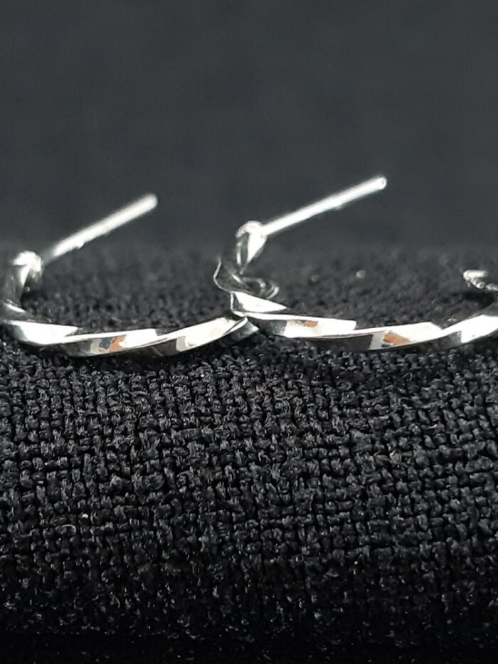 Brinco argolinha detalhe torcido