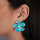 Brinco flor cintilante com pérola