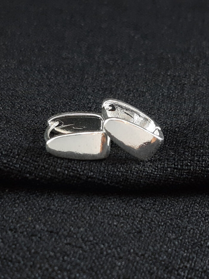 Brinco faixa triangular lisa