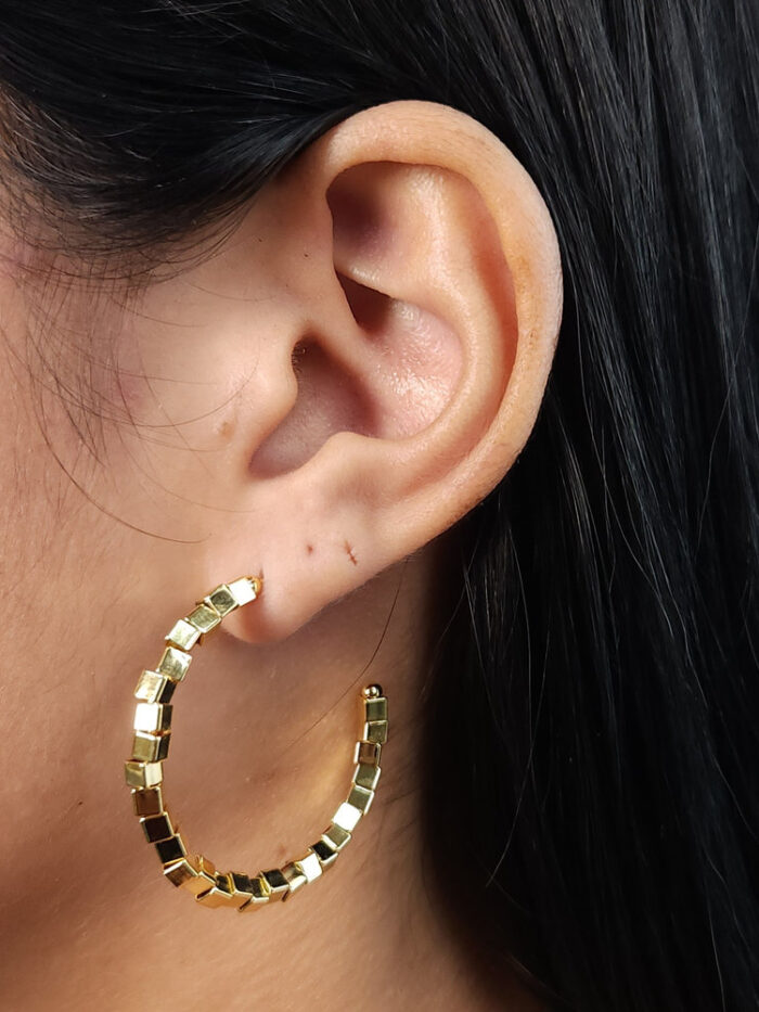 Brinco argola detalhe quadrado