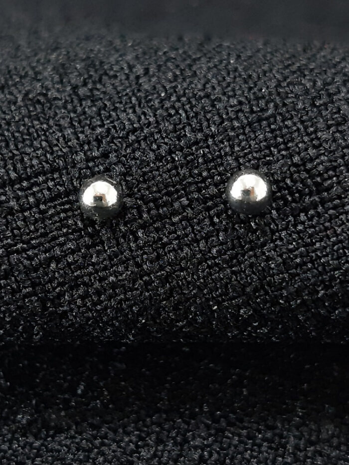 Brinco modelo bolinha