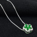 Gargantilha flor verde borda cravejada