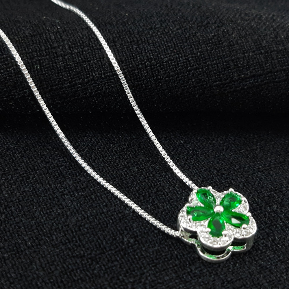 Gargantilha flor verde borda cravejada