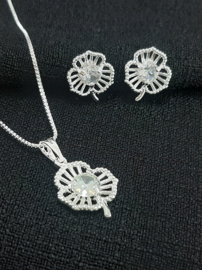 Conjunto flor vazado com ponto de luz