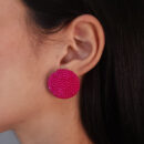 Brinco meia esfera detalhe bolinhas coloridas