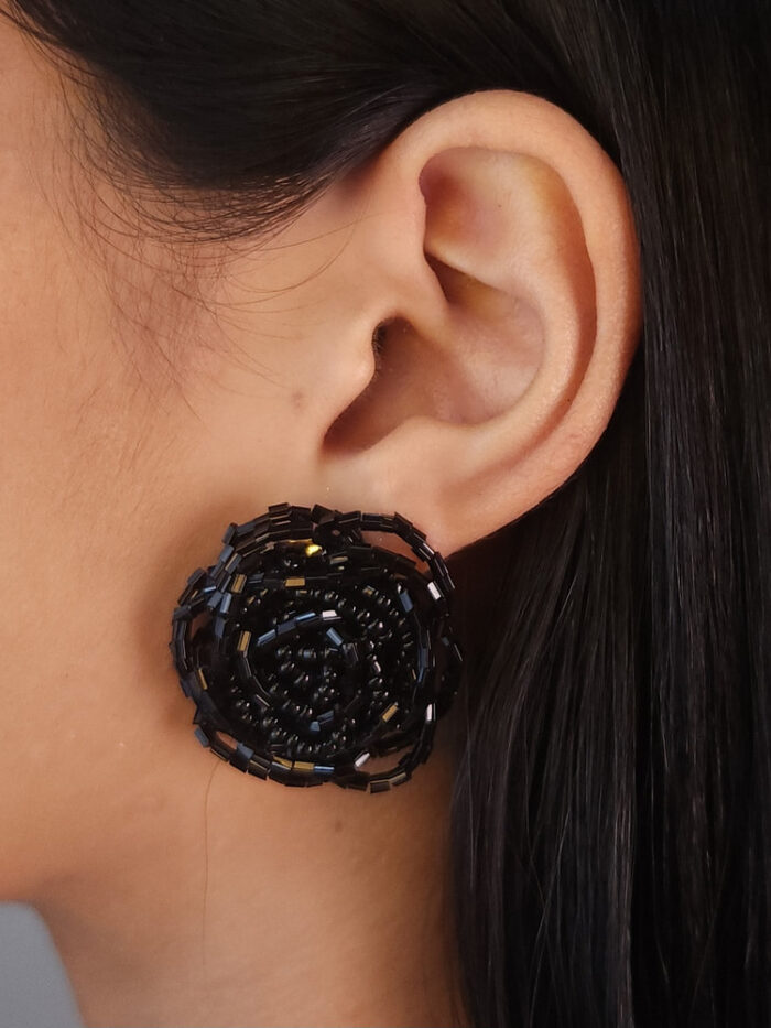 Brinco redondo detalhado