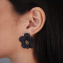 Brinco flor com detalhe central