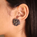 Brinco detalhado reluzente