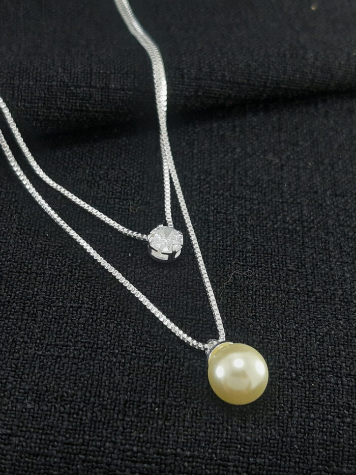 Gargantilha dupla perola com ponto de luz