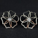 Brinco flor vazada com ponto de luz