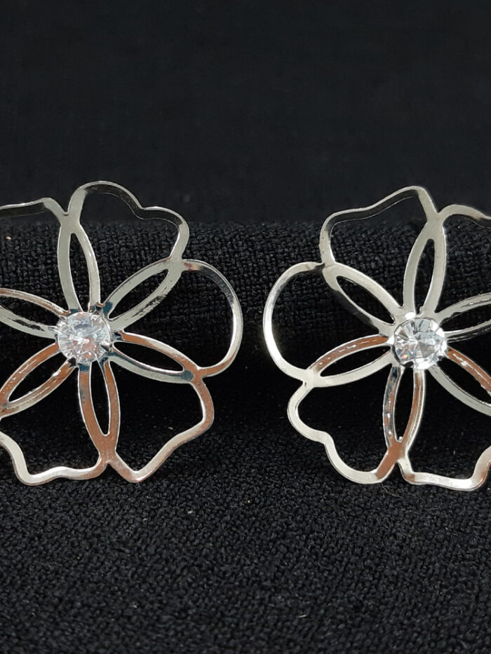 Brinco flor vazada com ponto de luz