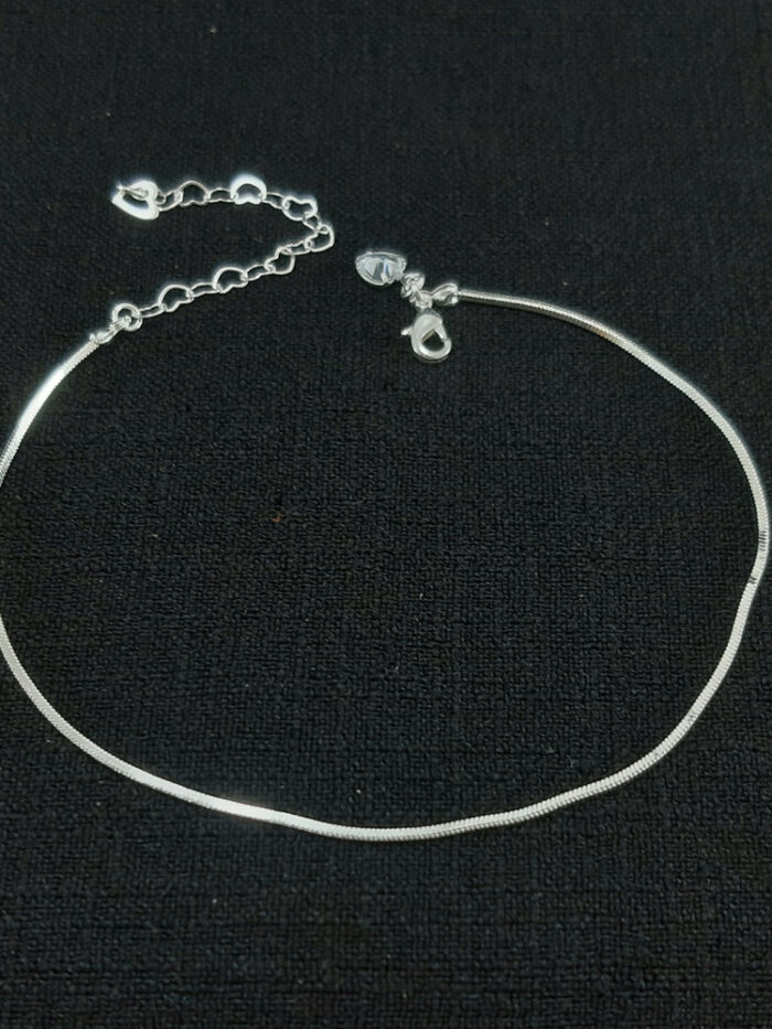 Tornozeleira minimalista com coração cristal