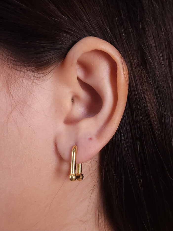 Brinco detalhe elo U liso