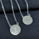 Escapulário com placa redonda de são bento