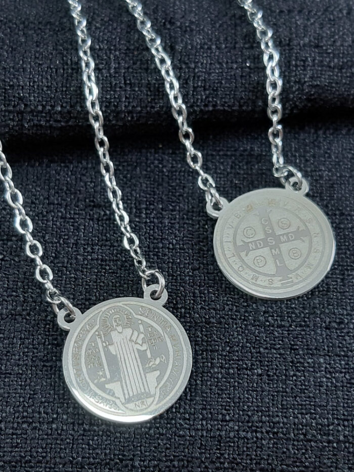 Escapulário com placa redonda de são bento