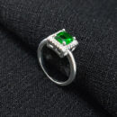 Anel com pedra quadrada e borda cravejada