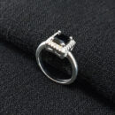 Anel com pedra quadrada borda cravejada