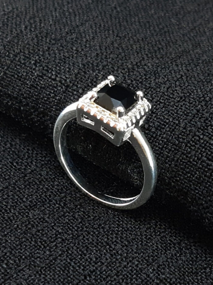 Anel com pedra quadrada borda cravejada