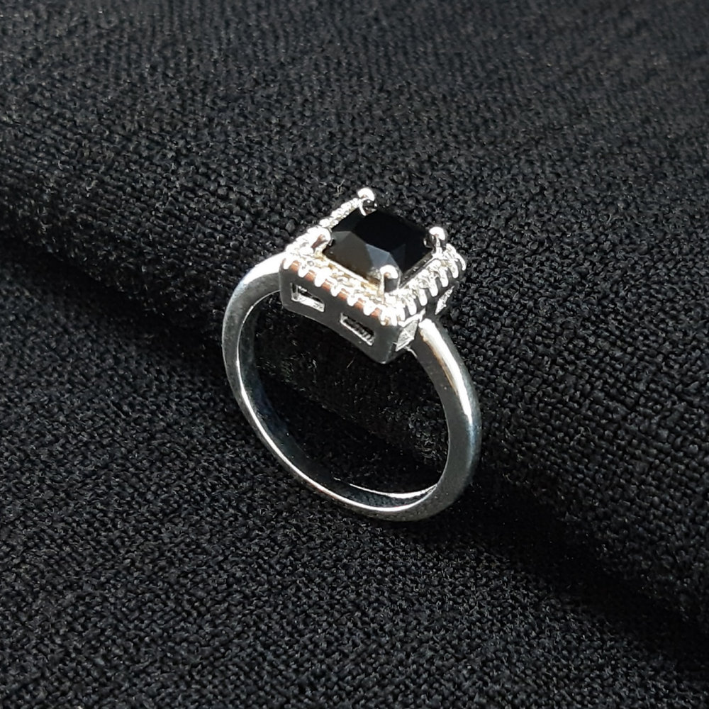 Anel com pedra quadrada borda cravejada