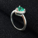 Anel coração borda cravejada verde