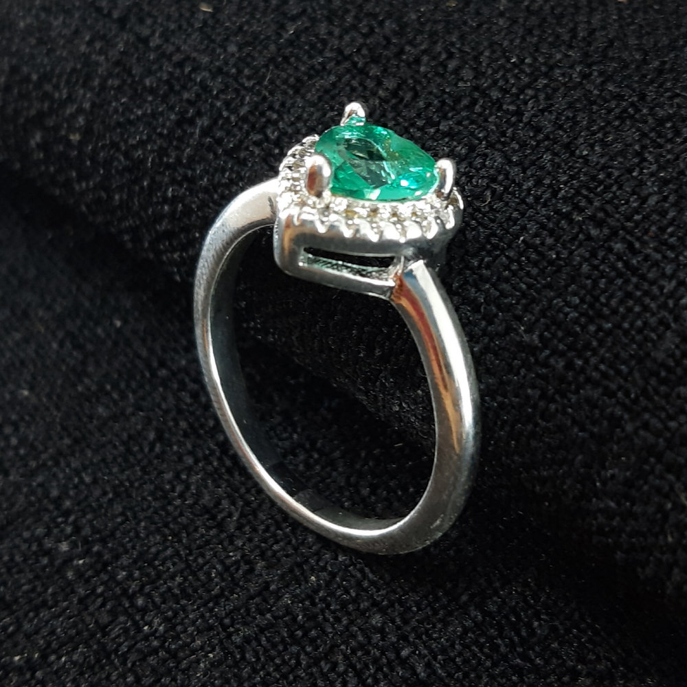 Anel coração borda cravejada verde