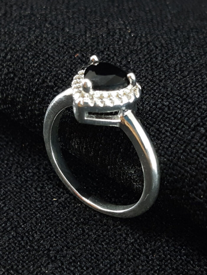 Anel coração borda cravejada preto