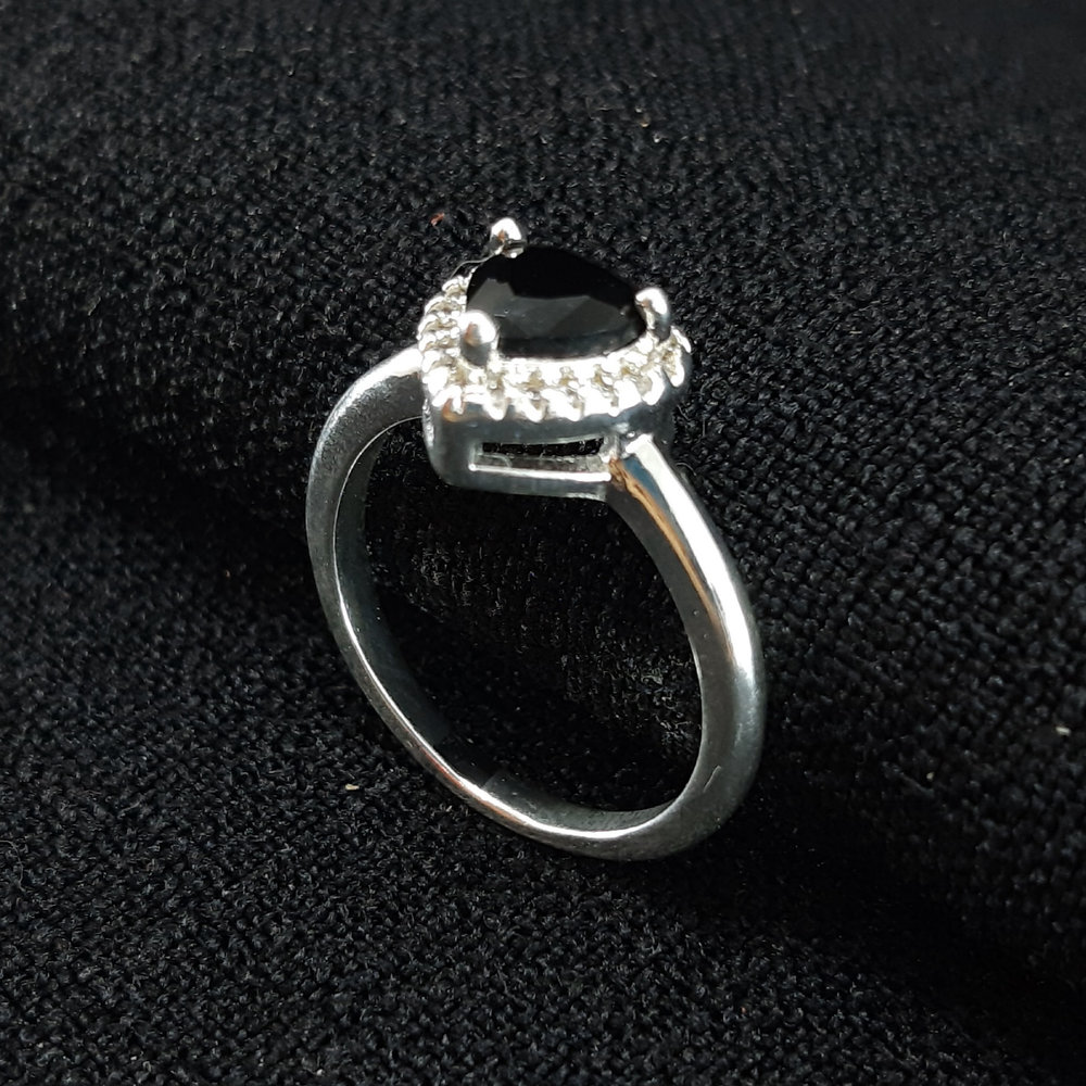 Anel coração borda cravejada preto