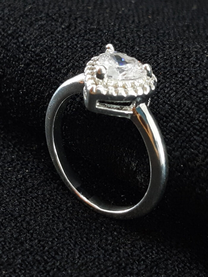 Anel coração borda cravejada cristal