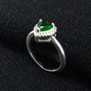 Anel coração borda cravejada verde