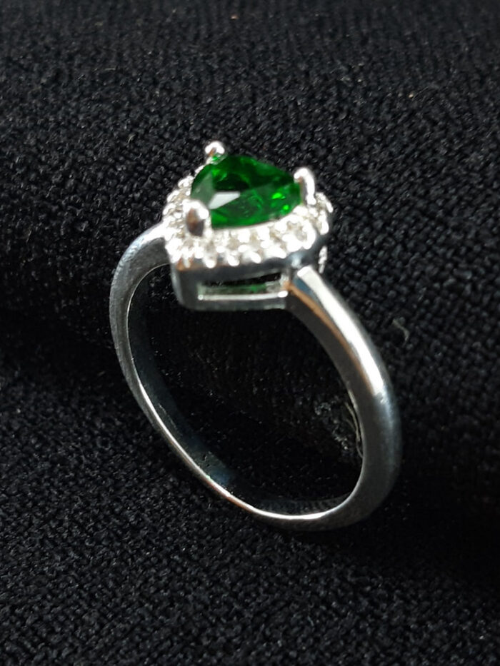 Anel coração borda cravejada verde