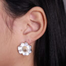 Brinco flor detalhe dourado