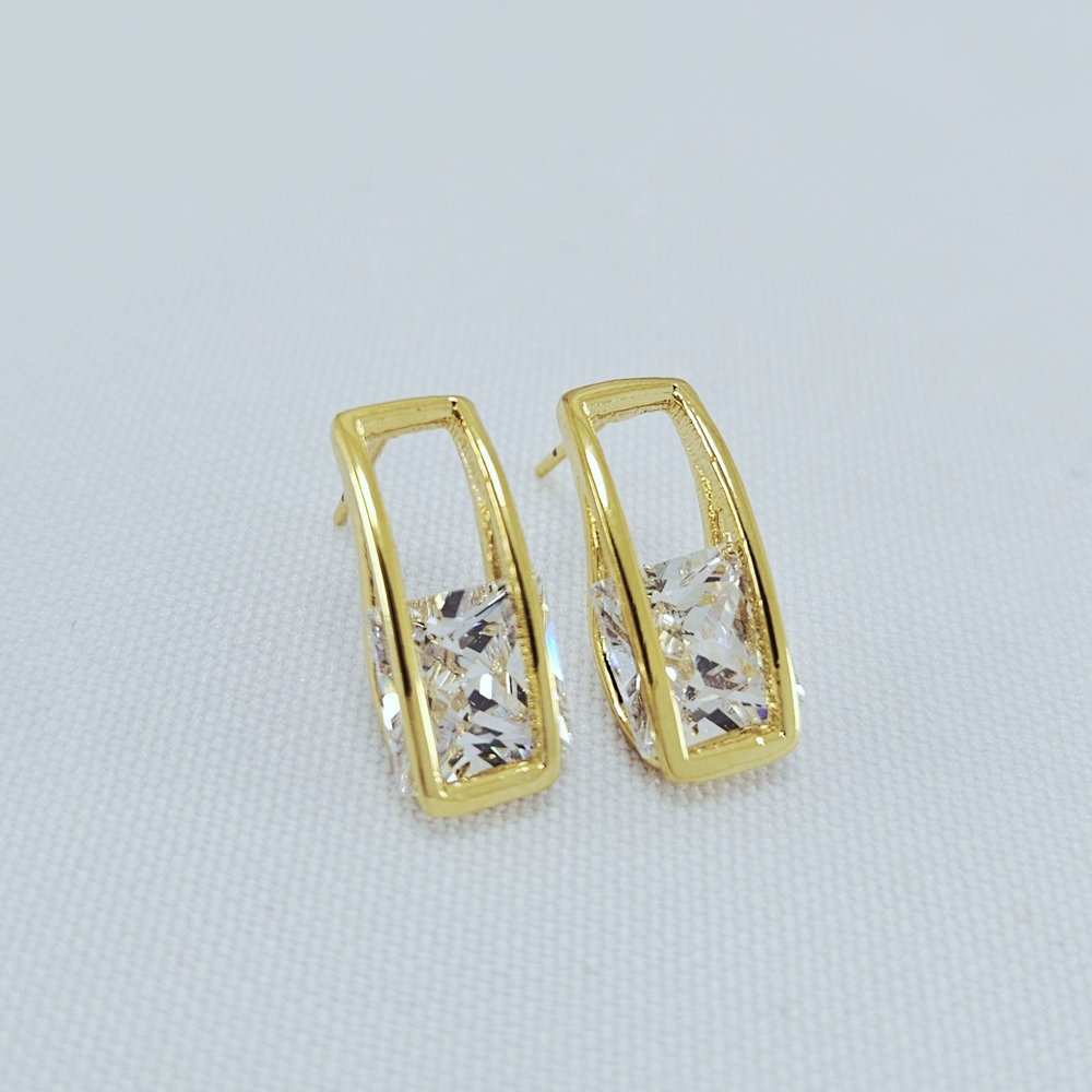 Brinco vazado dourado com pedra quadrada cristal