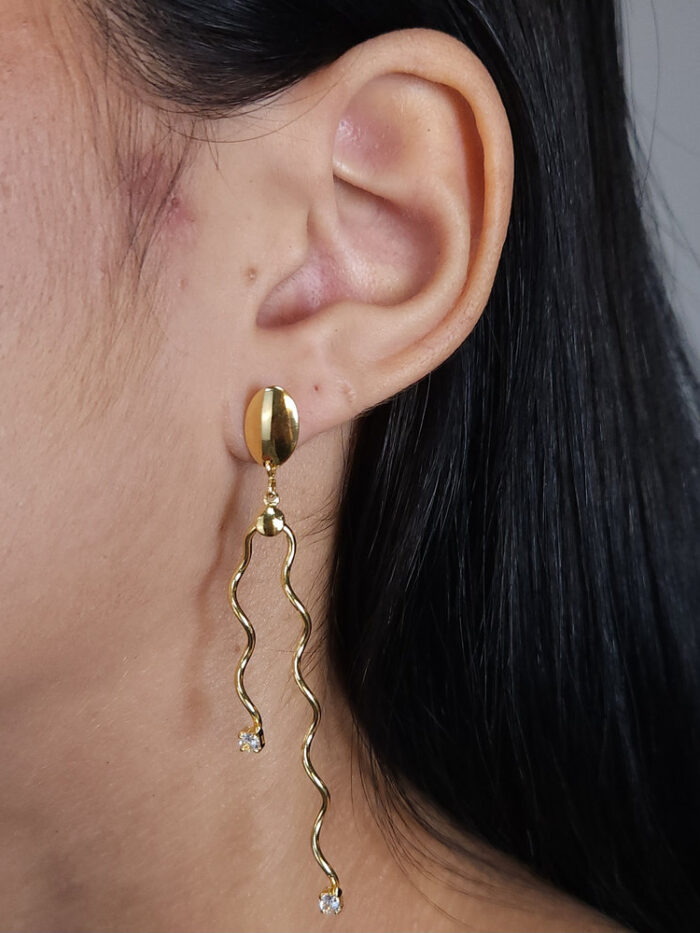 Brinco fio duplo ondulado com ponto de luz