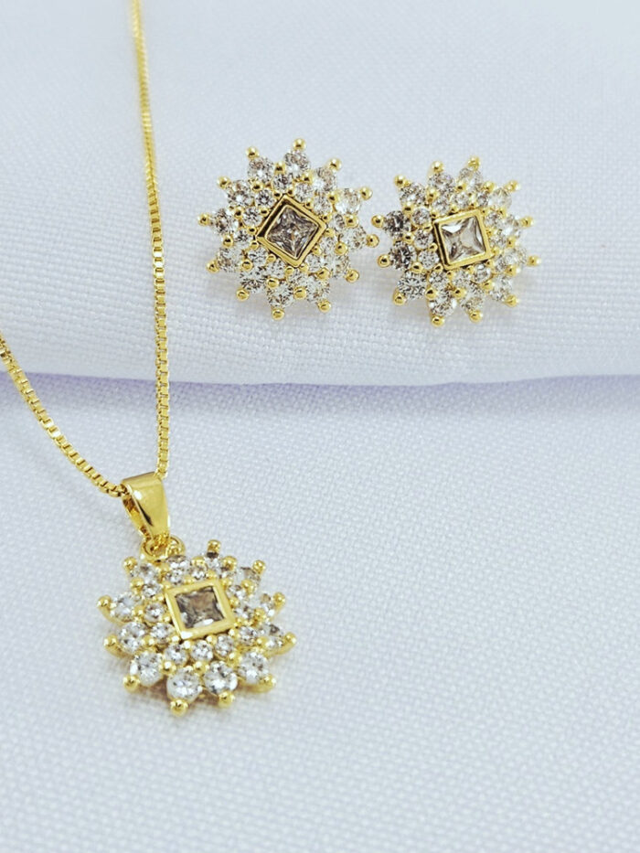 Conjunto flor detalhe cravejado e dourado