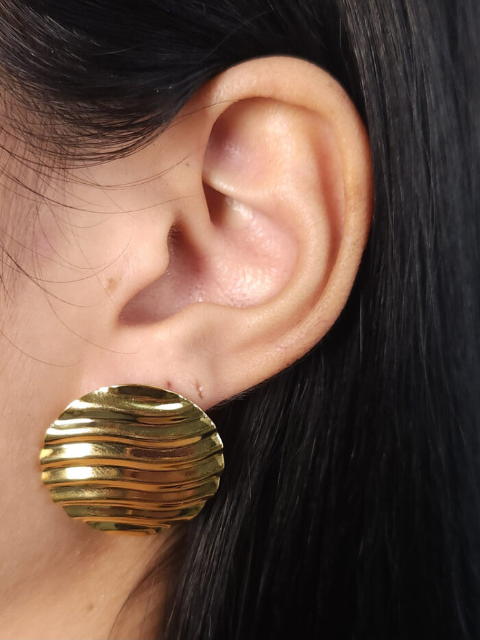 Brinco redondo detalhe martelado