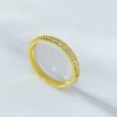 Anel cravejado com cristais detalhados