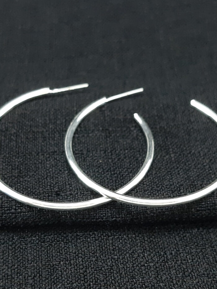 Brinco argola fio liso prateado
