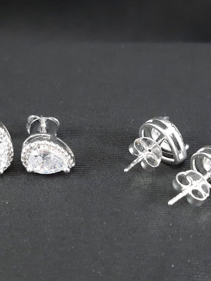 Brinco formato gota cravejada com microzircônias