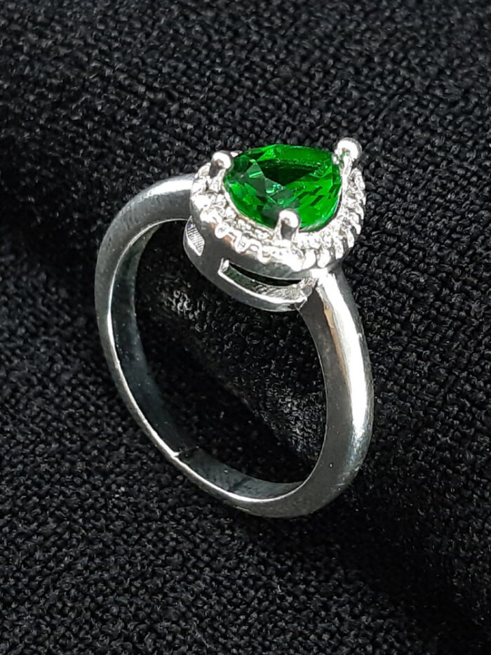 Anel gota verde com borda cravejada