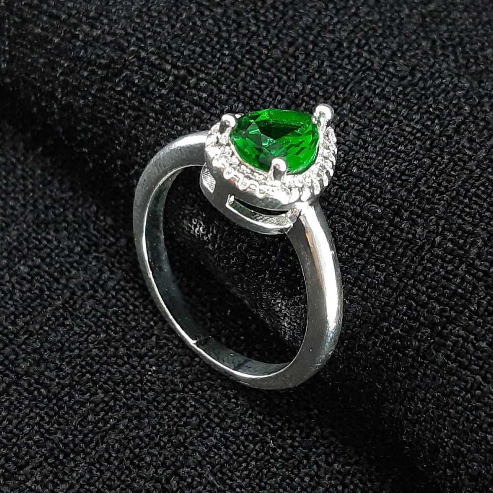 Anel gota verde com borda cravejada