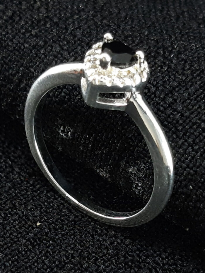 Anel borda cravejada coração preto