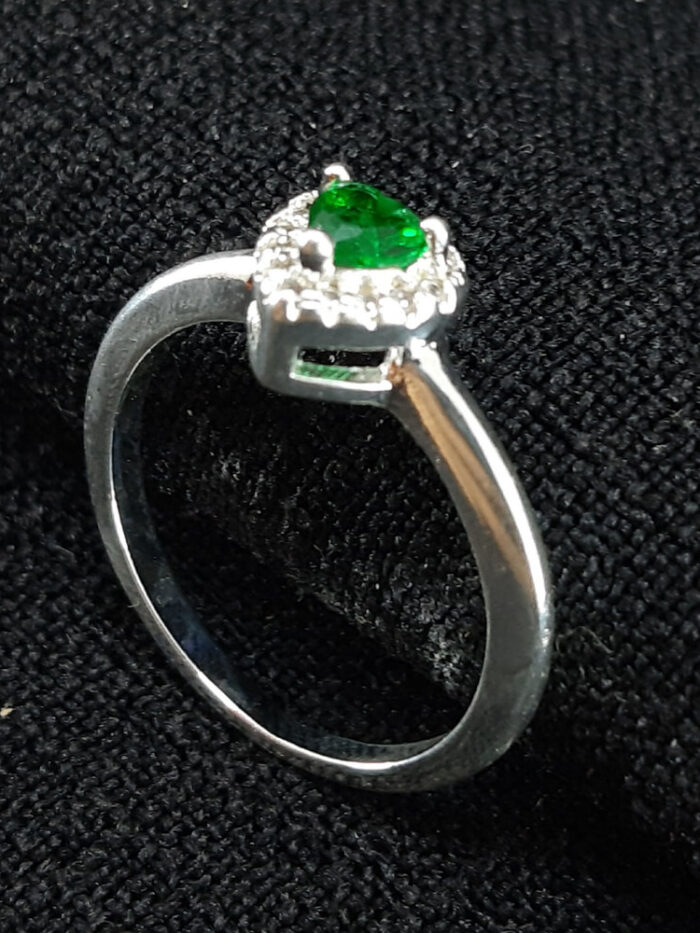 Anel borda cravejada coração verde