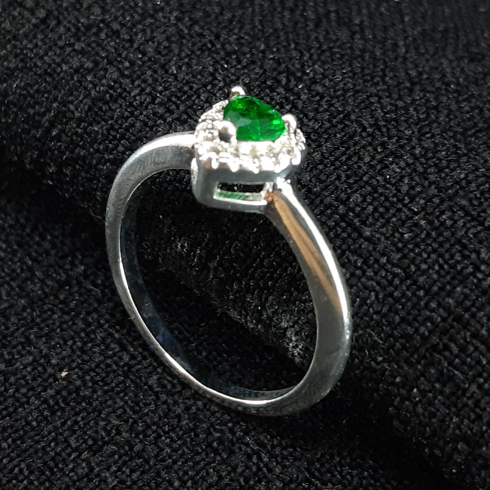 Anel borda cravejada coração verde