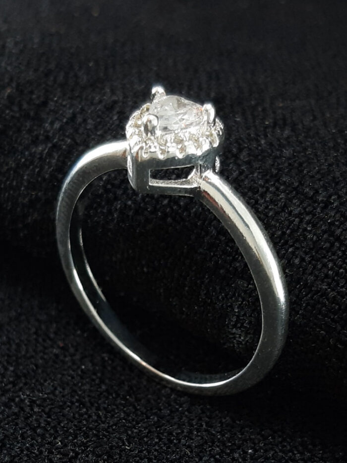 Anel borda cravejada coração cristal