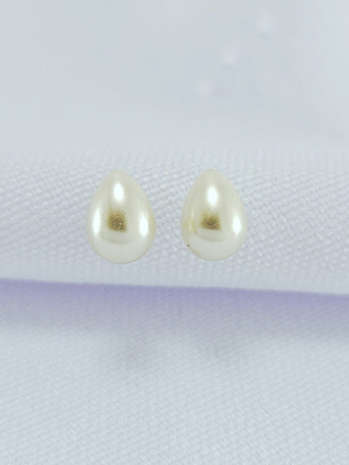 Brinco pérola formato gota