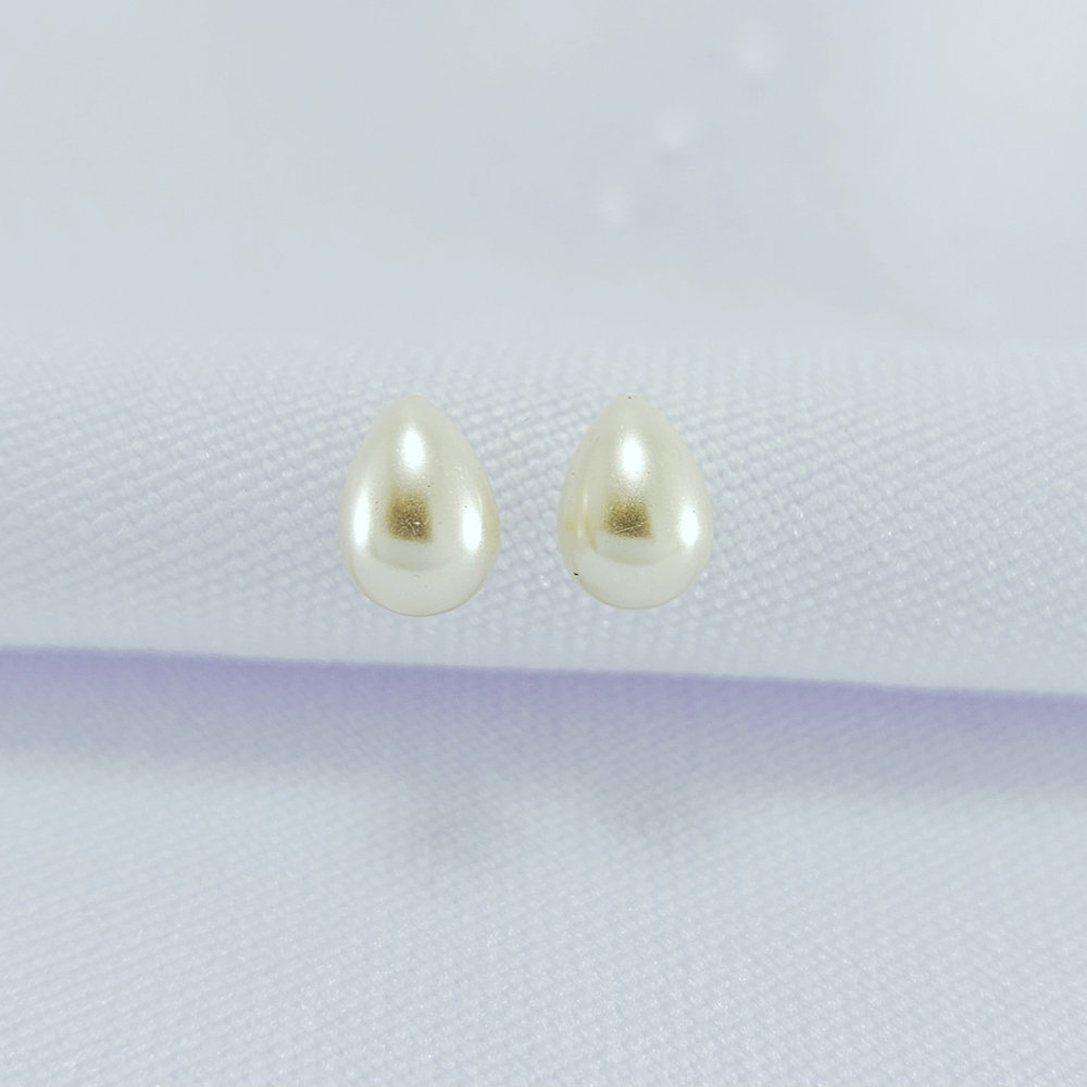 Brinco pérola formato gota