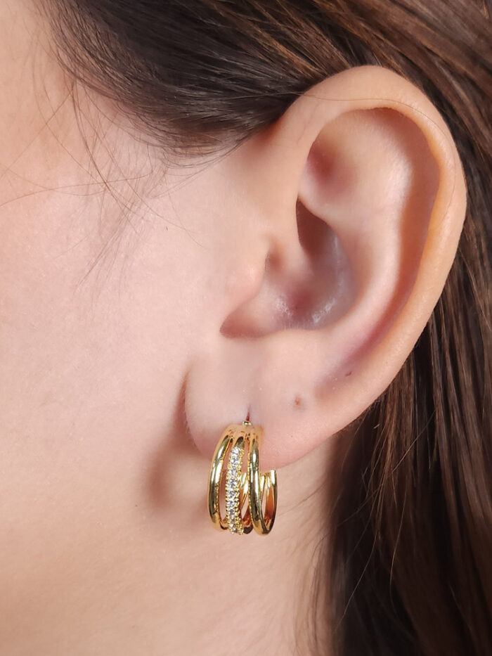 Brinco argola fios lisos e com strass