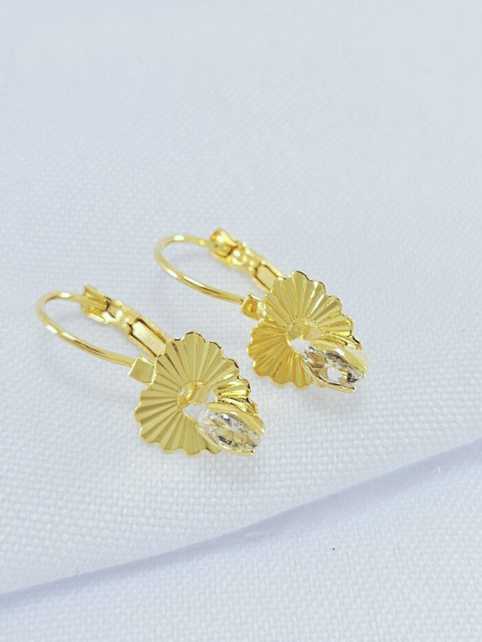 Brinco gancho coração martelado pedra cristal